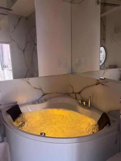 Salt Inn Apartments No 2 - Jacuzzi Vělička Exteriér fotografie